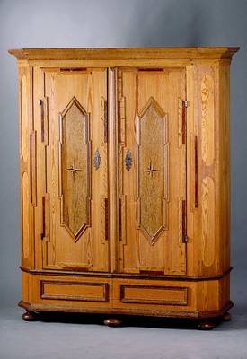Spaltschrank, süddeutsch, um 1820/30, Zirbelkiefer massiv, abgeplattete Ecken, aufges. Zierplatten, Eiche massiv/Furnier, eingelegte Sterne in Ahorn ...