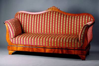 Spätbiedermeiersofa, süddeutsch, um 1835/40,Korpus WH, Wurzelnußfurnier, vielfach gesp. verlegt, Fußleiste z.T. geschwärzt, Rücken u. Seiten ...