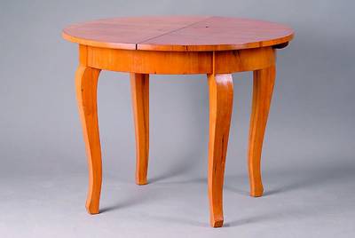Ausziehtisch, deutsch, 30 Jahre, WH/Nußbaum massiv/Furnier z.T. gesp. verlegt, geschweifteBeine, alt belassen, H. ca. 79 cm, D. ca. 100 cm