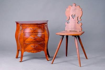 Kommode, wohl Frankreich, um 1920, bombiert,Korpus WH, Nußbaumfurnier einfach u. doppelt gesp. verlegt, Bronzebeschl., seitl. schwundrissig, sehr ...