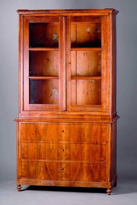 Aufsatzvitrine, westdeutsch, um 1830/40, Korpus WH, Wurzelnußfurnier einfach u. doppeltgesp. verlegt, Aufsatzteil m. orig. Gläsern insog ...