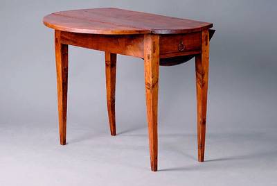 Klapptisch, England, um 1830/40, Nußbaum massiv, beidseitig abklappbar, 2 integr. Schubladen, alte Vernagelungen, st. Gebr.-Sp.,in sich leicht ...
