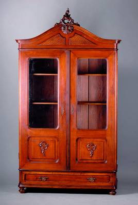 Wäscheschrank, Elsass/Lothringen, um 1900, Korpus Eiche massiv, Nußbaumfurnier, kompl. auf Rahmen gearb., integr. Schublade, orig. Beschl., aufges. ...