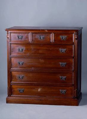 Herrenschrank, Belgien, um 1870/80, Korpus WH, Kastanie, Seiten u. Front Eiche massiv, sparsame Rahmenverz., Beschl. a.d. Zeit, 7 -schübig, ...