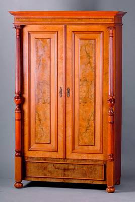 Wäscheschrank, deutsch, um 1890, Korpus WH, Wurzelnußfurnier gesp. verlegt, aufgesetzte z .T. 3-fach getreppte Leisten, Lisenen m. Säulenverz., ...