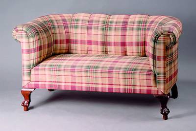 2-Sitzercouch, Belgien/Niederlande, um 1900, Buche auf Mahagoni gebeizt, Tatzenfüße, Rücken u. Seiten umlaufend 10-fach gefeldert, Leinenbezug ...