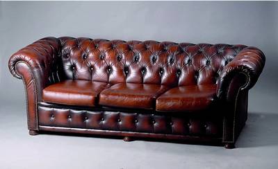 Chesterfieldsofa, 3-Sitzer, England, um 1910/20, 3 lose Kissen, Rücken geheftet u. genoppt, Lederbezug, zeitlos elegant, Gebr.-Sp., Nagelverz., ca. ...