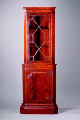 Eckschrank, England, 30/40er Jahre, sog. Sheratonstil um 1780, Mahagonifurnier gesp. verlegt, Vitrinenteil versprosst, 2 Einlegebretter, 1-türig, ...