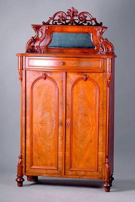 Vertiko, Belgien, um 1890, Korpus WH, Front auf Rahmen gearb., Pyramidenmahagoni gesp. verlegt, Ecken abgeflacht, aufgesetzte Schnitzereien in Form ...