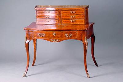 Damenschreibtisch, nach franz. Vorbild v. 1760, Korpus WH, Wurzelnußfurnier, gesp. verlegt, Bandintarsien, integr. Schublade, geschweifte Beine, ...