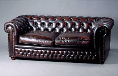 Chesterfieldsofa, 2-Sitzer, England, um 1960, Rücken geheftet u. genoppt, braunes Leder, zeitlos elegant, Gebr.-Sp., Nagelverz., ca. 69x184x88 cm, ...