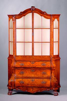 Aufsatzvitrine, Niederlande, 30er Jahre, im Stil v. 1780, Korpus weich- und Hartholz, Wurzelnußfurnier gesp. verlegt, 3-schübig, abgeplattete ...
