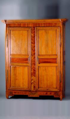 Schrank, Lothringen, um 1780, Wurzelnuß massiv/Furnier z.T gesp. verlegt, kompl. auf Rahmen gearb., Inlets einfach getreppt, Rahmenfassung im sog. ...