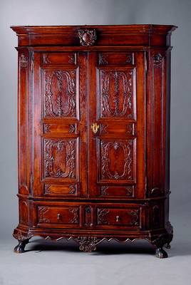 2-türiger Kleiderschrank, deutsch, wohl Bergisch, um 1720/40, WH/Eiche massiv, Front auf Rahmen gearb., abgeplattete Seiten, 1 integr. Schublade, ...