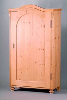 Jungmädchenschrank, mitteldeutsch, um 1860, Kiefer massiv, Front auf Rahmen gearb., eintürig, Beschl. um 1900, Füße erneuert, Ecken abgerundet m. ...