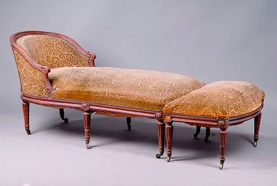 Chaiselonge, Frankreich um 1890, Rahmen Nußbaum massiv, im Louis-Seize-Stil, alt belassen, restaurierungsbed., z.T. besch., vielfach gerieft, auf ...