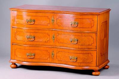 Kommode, süddeutsch, um 1750/60, Korpus Weichholz, Eichefurnier vielfach gesp. verlegt, doppelt geschweift, Fadenintarsien in Form von Vielecken, ...