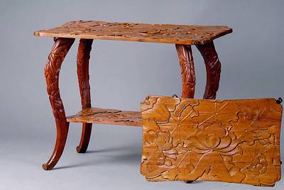 Tisch, Frankreich, um 1890/1900, Lindenholz massiv, florale Schnitzereien aus dem Vollholz, Lotusblumendekor symmetrisch u. asymmetrischer Anordnung, ...