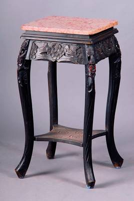Säule, China, um 1900, Korpus Kiefer massiv, allseitig geschweift, reiche Schnitzereien z.T. in Durchbrucharbeit,Marmorplatte (lose), reiche ...