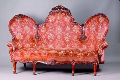 3-Sitzercouch, Russland, wohl Petersburg, um 1835, Mahagoni massiv, allseitig geschweift, Nagelverz., Velourbezug sek., Polsterung alt belassen, ...