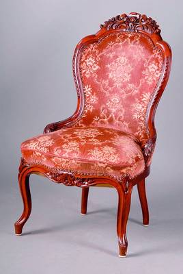 Prunkstuhl, Russland, wohl Petersburg, um 1835 Mahagoni massiv, allseitig geschweift, Nagelverz., Velourbezug sek., Polsterung alt belassen, ...
