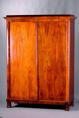 Schrank, süddeutsch, um 1820, Biedermeier, Korpus Weichholz, Nußbaumwurzelfurnier vielfach gesp. verlegt, st. Gebr.-Sp., verzogen, ca. 199x148x63 cm