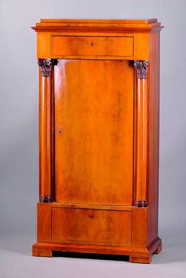 Schrank, deutsch, um 1830, Korpus Weichholz,Pyramidenmahagoni gesp. verlegt, z.T. ausgebleicht, Tür einfach geschweift, korinthische Halbsäulen ...