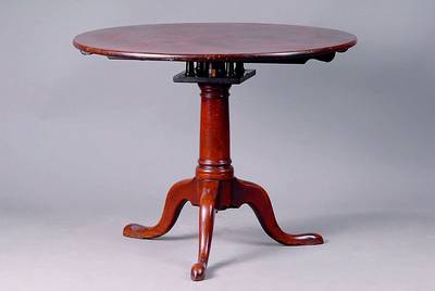 Tisch, England, um 1880/90, Nußbaum massiv auf Mahagoni gebeizt, Oberfläche fleckig,1 Bein besch., Gebr.-Sp., H. ca, 70 cm, D. ca. 90 cm