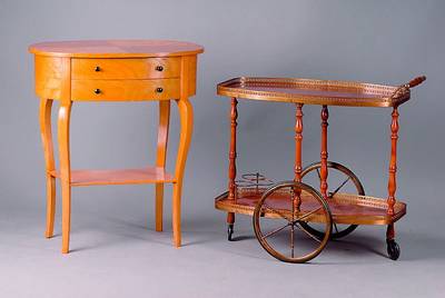 Beistelltisch, deutsch, um 1905, Rüster massiv/Furnier gesp. verlegt, 2-schübig, obereSchublade m. reicher Inneneinteilung, Ablegeboden passig, ...