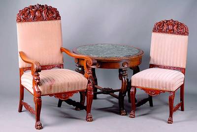 Sitzgruppe, süddeutsch, wohl Baden, um 1910/15 best. aus: runder Salontisch und 4 Stühle, Nußbaum massiv, 2 Armlehnstühle: Front geschweift, ...