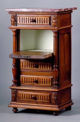 Pfeilerschrank, wohl Belgien, um 1890/1900, Nußbaum massiv, komp. auf Rahmen gearb., 6 -schübig, Front der Schubladen im Louis-Seize -Stil gerieft, ...