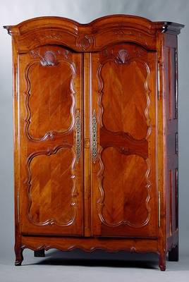 Prunkschrank, Frankreich, um 1750, Kirschbaum/Obstholz massiv, kompl. auf Rahmen gearb., Inlets versetzt gesetzt parkettiert, Muschel u. Blumenverz., ...