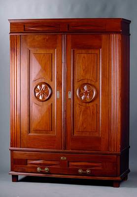 Dielenschrank, Nordfrankreich, um 1870/80, Nußbaum massiv, Front u. Rücken auf Rahmen gearb., Inlets m. aufges. Rosetten bzw. Zwischenteile a.d. ...