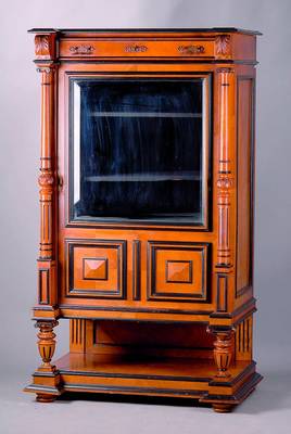 Vitrinenschrank, Belgien, um 1890, Korpus Weich- und Hartholz, Satin/Nußbaum gesp. verlegt, aufgesetzte Leisten, diese 4-fach getreppt, 1 integr. ...