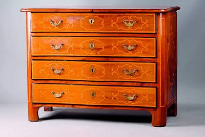 Barockkommode, Frankreich, um 1760, Nußbaum massiv, Kirschbaumintarsien als Bandelwerk, 4 -schübig, Beschl. sek., geschweift, Gebr.-Sp.,ca. ...