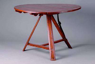 Bäulerl. Tisch, Holland, 18/19. Jhd, Eiche massiv, 3-beinig, durch T-Träger verbunden, Platte aufklappbar, diese in sich leicht verzogen, um 1904 ...