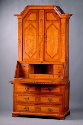 Aufsatzschrank, wohl Aachener Gegend, um 1760/70, Korpus Weichholz, Wurzelnuß/Birnenfurnier,z.T. gesp. verlegt, Palisanderbandintarsien, ...