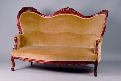 2-Sitzercouch, süddeutsch, um 1835/40, Rahmen Mahagoni massiv, Schnitzereien a.d. Vollholz, gerillt, Front geschweift, Rücken 3 -fach geschweift, ...
