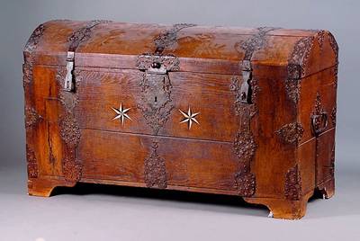 Norddeutsche Buckeltruhe, um 1780, Eiche massiv, mit reich verzierter Eisenbänderung, teils in Durchbrucharbeit u. blinden Nagelverz., ...