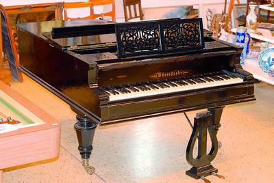 Stutzflügel, Bösendorfer, um 1895/1900, wohl Buche, schwarz lackiert z.T. sek., bez.: Kais. Bras. Hofmacher, Metallrahmen, alte Bespannung, ...
