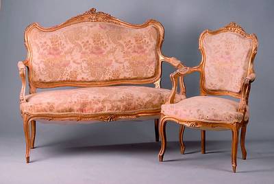 Salongruppe, wohl Frankreich, um 1890, best.aus: 2-Sitzersofa, 2 Armlehnstühle, 2 Stühle, Korpus Buche, urspr. kompl. vergoldet, allseitig ...
