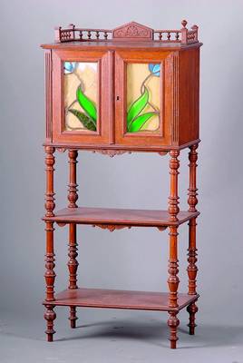 Etagenschränkchen, deutsch, um 1900, Eiche massiv/Furnier, 2 Etagen m. gedrechselten Säulen, diese freistehend, Türenteil m. bunten ...