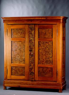 Dielenschrank, Pfalz/Baden, um 1830, Nußbaum massiv, auf Rahmen gearb., Wurzelnußfurnier in den Inlets gesp. verlegt, Schlagleiste passig, Kopf ...