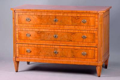 Louis-Seize-Kommode, süddeutsch, um 1770/80,Weichholzkorpus, Wurzelnußfurnier fein u. vielfach gesp. verlegt, Intarsien: Kirsch u. Rüster, gr. ...