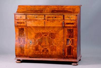 Kombinationsmöbel, deutsch, um 1780, Nußbaumfurnier, Bandelwerk Wurzelnuß sowie Rosenholz, 4-schübig, rest.bed., sehr selten, sammelwürdig, ...