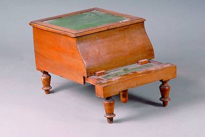 Bibliothekshocker, England, um 1830, Nußbaum/Buche, Unterteil ausziehbar, alte punzierte u. vergoldete Zierbänder auf grünem Leder, Front ...