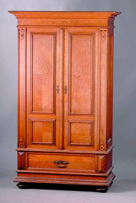 Wäscheschrank, deutsch, um 1890, Korpus Weichholz, Eichefurnier, aufgesetzte Zierleisten, Inlets doppelt gesp. verlegt, integr. Schublade, Kopf u. ...