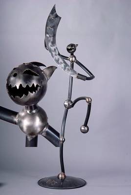 Krauts, Kleiderständer, Metall gebürstet, in Form eines Geisterwesens mit Sense, dazu eine stil. Wandfackel, H. ca. 188/60 cm, ausgefallen, l. ...