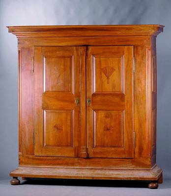 Schrank, Mainz/Alzey, um 1800, Nußbaum massiv, auf Rahmen gearb., Füllungen einfach getreppt, Fächerintarsien z.T. m. Brandmalerei, Füße ...