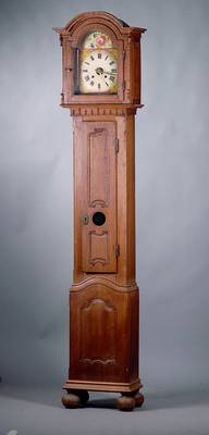 Standuhr, deutsch, um 1850, geschnitztes Eichengehäuse, Unterteil dazugearbeitet, Sockelteile rest., bemaltes Bogenziffernblatt, m. erhabenem ...